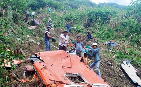 Cẩu kéo xe khách lao vực Lào Cai lên đường phục vụ công tác điều tra - ảnh 4