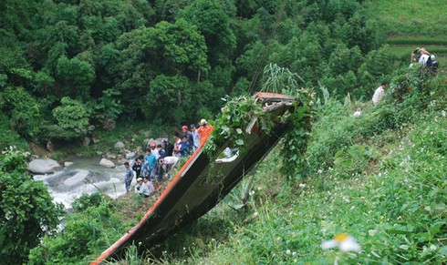 Cẩu kéo xe khách lao vực Lào Cai lên đường phục vụ công tác điều tra - ảnh 5