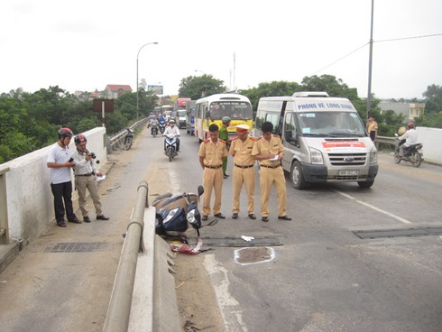 Thanh Hóa: Ngã ra đường, người phụ nữ bị container đè qua người - ảnh 1