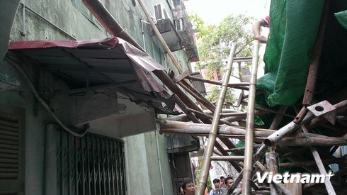 Hà Nội: Hiện trường đổ nát giàn giáo nhà cao tầng đổ sập vào nhà dân - ảnh 1