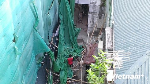 Hà Nội: Hiện trường đổ nát giàn giáo nhà cao tầng đổ sập vào nhà dân - ảnh 2