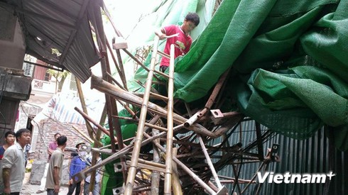 Hà Nội: Hiện trường đổ nát giàn giáo nhà cao tầng đổ sập vào nhà dân - ảnh 3