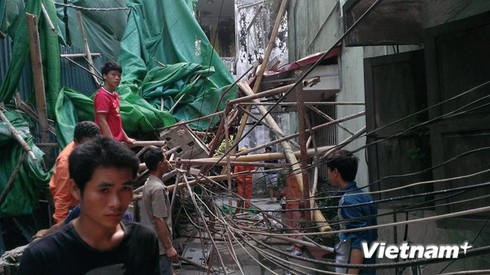 Hà Nội: Hiện trường đổ nát giàn giáo nhà cao tầng đổ sập vào nhà dân - ảnh 4