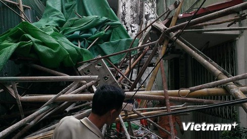 Hà Nội: Hiện trường đổ nát giàn giáo nhà cao tầng đổ sập vào nhà dân - ảnh 5