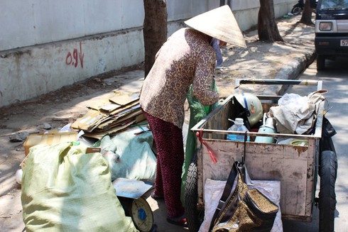 Có một xóm trải chiếu ngủ hành lang cầu thang giữa Sài Gòn - ảnh 2