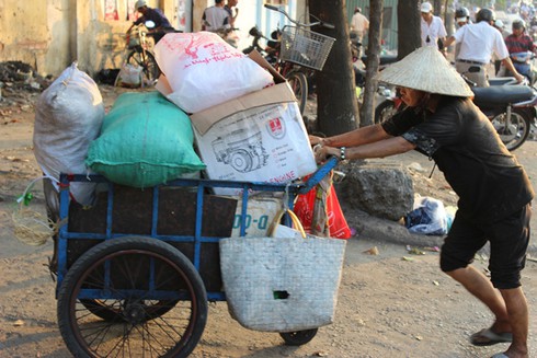 Có một xóm trải chiếu ngủ hành lang cầu thang giữa Sài Gòn - ảnh 3