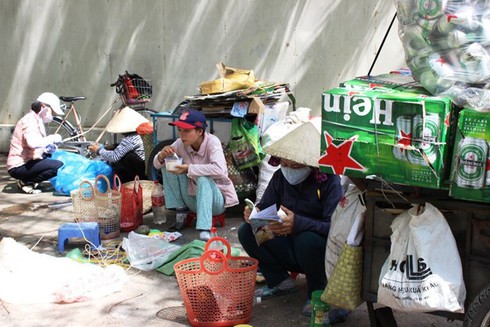 Có một xóm trải chiếu ngủ hành lang cầu thang giữa Sài Gòn - ảnh 1