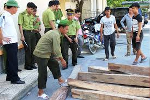 Bị dừng xe kiểm tra, gọi người nhà đến đánh hội đồng kiểm lâm - ảnh 1
