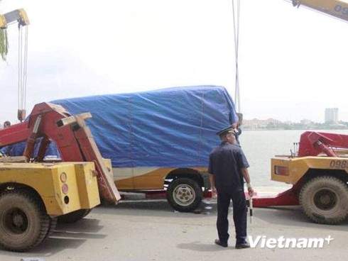 Chuyện hy hữu: Xe chuyển phát nhanh lật nhào, lao xuống Hồ Tây - ảnh 2