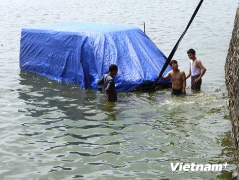 Chuyện hy hữu: Xe chuyển phát nhanh lật nhào, lao xuống Hồ Tây - ảnh 1