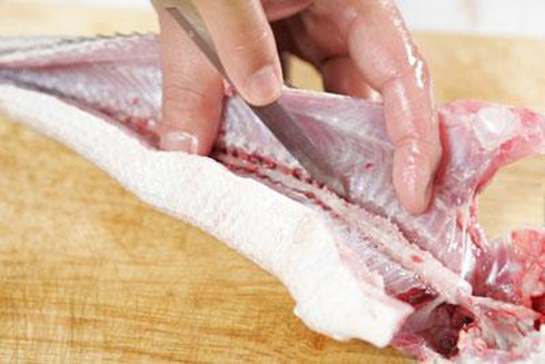 Mẹo vặt rút xương cá nhanh, dễ, không bị sót - ảnh 4
