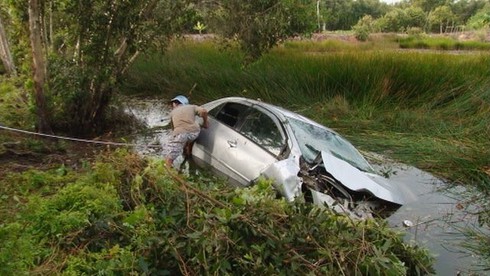 Long An: Xế hộp mất lái lao xuống ruộng, 4 người chết ngạt - ảnh 1