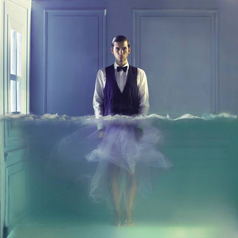 'Cuộc sống hai mặt', bộ ảnh phơi bày bản chất con người - ảnh 2