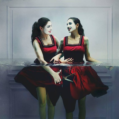 'Cuộc sống hai mặt', bộ ảnh phơi bày bản chất con người - ảnh 1