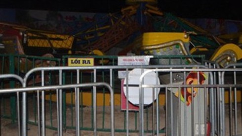 Cabin đu quay bất ngờ rơi, 3 bố con nhập viện cấp cứu - ảnh 1