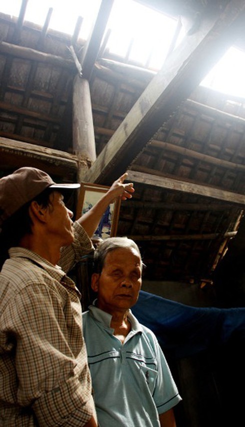 Cụ ông 80 tuổi mù, điếc trong ngôi nhà không nóc - ảnh 1