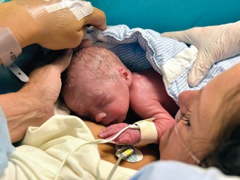 Người phụ nữ đầu tiên sinh con từ tử cung được cấy ghép - ảnh 1