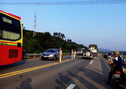 Người dân chặn cao tốc Nội Bài - Lào Cai đòi nợ đơn vị thi công - ảnh 4
