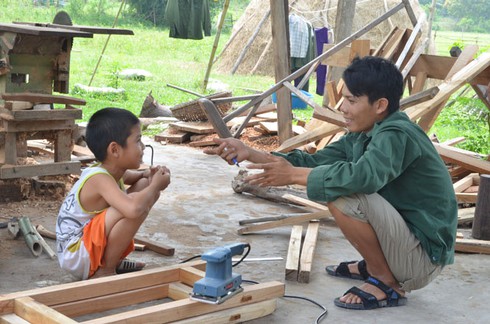 Nước mắt, nụ cười trong ngôi nhà có 3 đứa con câm, điếc - ảnh 1