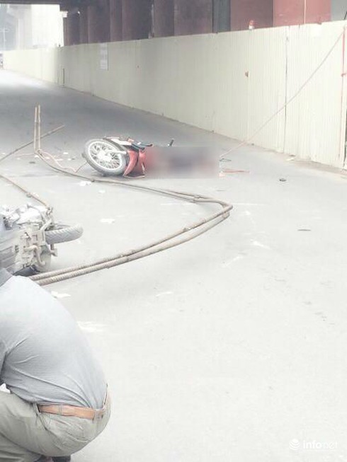 Hai thanh sắt công trường đường sắt trên cao rơi trúng người đi đường - ảnh 1