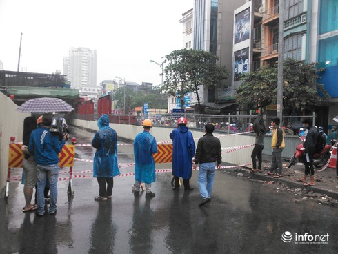 Hai thanh sắt công trường đường sắt trên cao rơi trúng người đi đường - ảnh 2