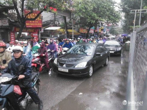 Hai thanh sắt công trường đường sắt trên cao rơi trúng người đi đường - ảnh 3