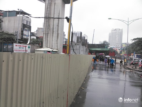 Hai thanh sắt công trường đường sắt trên cao rơi trúng người đi đường - ảnh 4