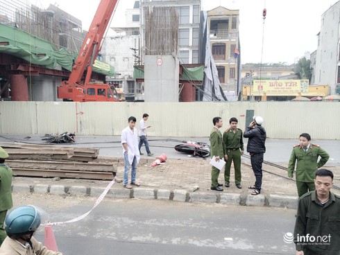 Hai thanh sắt công trường đường sắt trên cao rơi trúng người đi đường - ảnh 5
