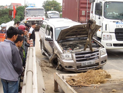 Thanh Hóa: Mất lái, xe con tông thẳng vào lan can cầu - ảnh 1