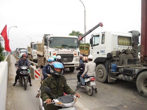 Thanh Hóa: Mất lái, xe con tông thẳng vào lan can cầu - ảnh 3