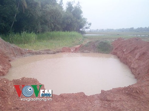 Thi công đường không làm rào chắn, một bé trai rơi xuống hố tử vong - ảnh 1