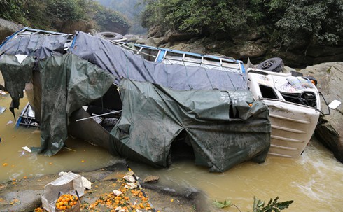 Xe tải lao xuống vực sâu 40m, rất may không có thiệt hại về người - ảnh 2