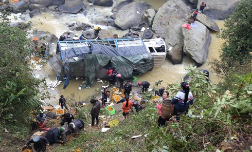 Xe tải lao xuống vực sâu 40m, rất may không có thiệt hại về người - ảnh 1