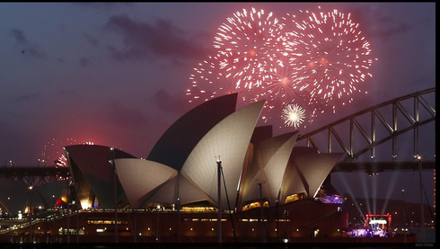 Những khoảnh khắc đón chào năm mới 2015 ấn tượng nhất - ảnh 2