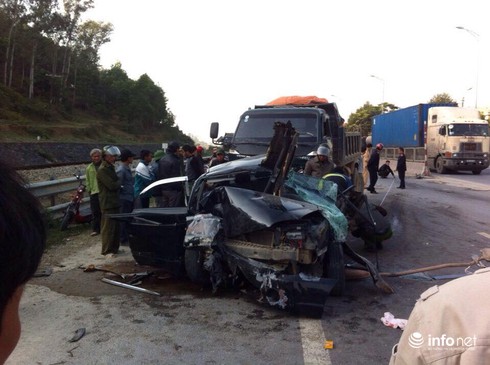 Tai nạn kinh hoàng, tài xế kẹt chân trong xe, 5 người nhập viện - ảnh 1