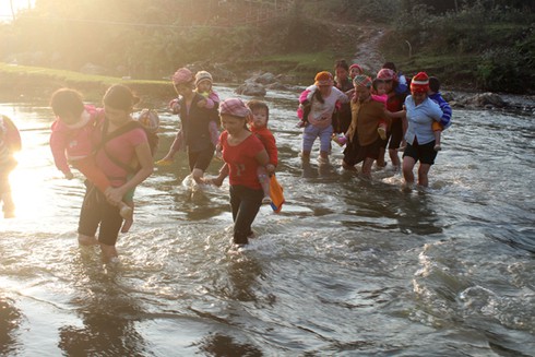 Lội suối cõng trẻ đến trường - ảnh 1