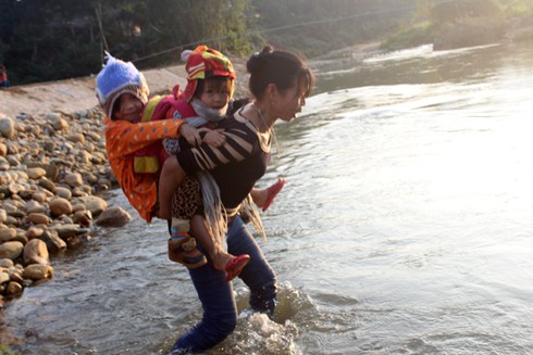 Lội suối cõng trẻ đến trường - ảnh 2