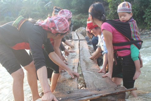 Lội suối cõng trẻ đến trường - ảnh 3
