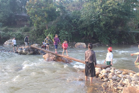 Lội suối cõng trẻ đến trường - ảnh 5