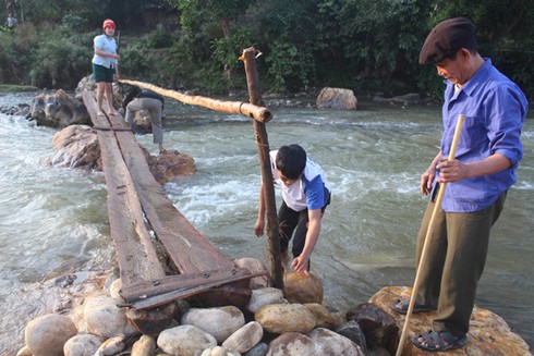 Lội suối cõng trẻ đến trường - ảnh 4