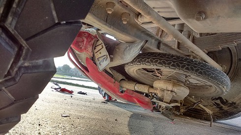 Sang đường, xe tải cán nát xe máy dưới gầm - ảnh 1