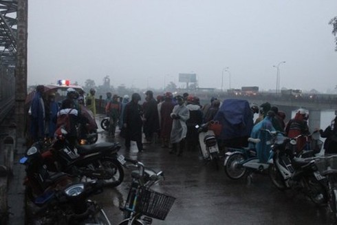 Để lại đôi dép trên bờ, nam thanh niên nhảy cầu Thạch Hãn tự vẫn - ảnh 1