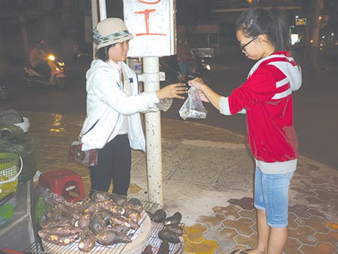 Cô sinh viên nghèo bán khoai nướng - ảnh 1