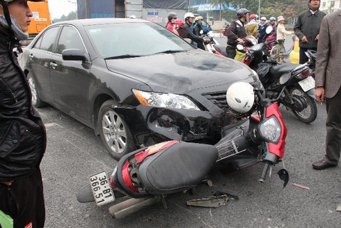 Thanh Hóa: Bị xế hộp tông 2 người nhập viện - ảnh 1