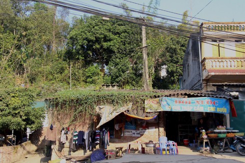 Cột điện giữa nhà dân, tiềm ẩn nhiều nguy hiểm - ảnh 1