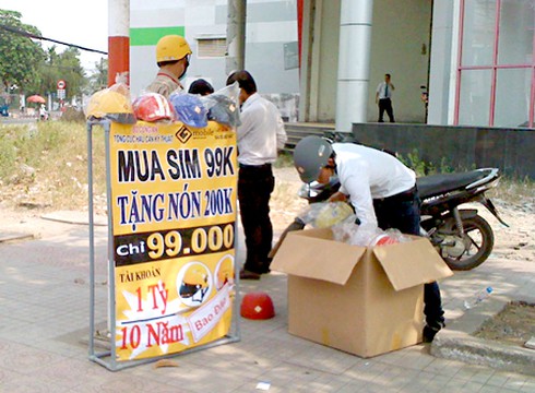 Mua sim rác được tặng mũ bảo hiểm... dỏm? - ảnh 1