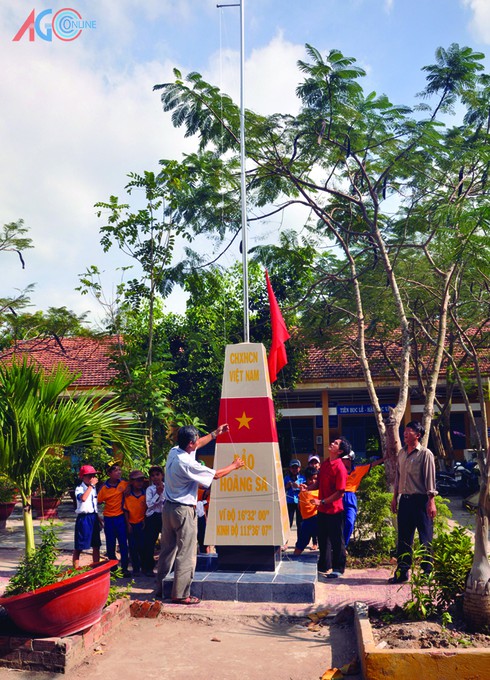 Ngôi trường có cột cờ “đảo Hoàng Sa và Trường Sa” - ảnh 1