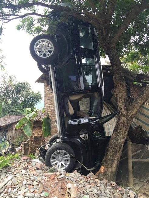 3 người chết tại chỗ sau cú tông ôtô ngược chiều - ảnh 1