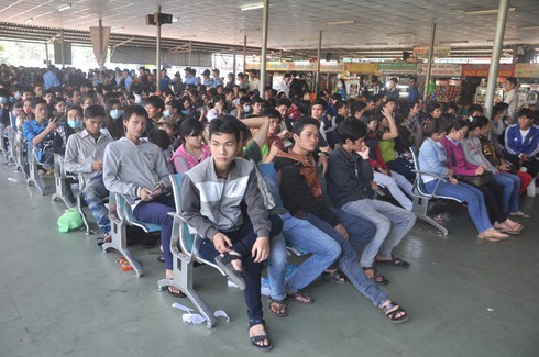 TP.HCM: Hàng trăm người dân “phát khóc” khi không mua được vé về quê ăn Tết - ảnh 3