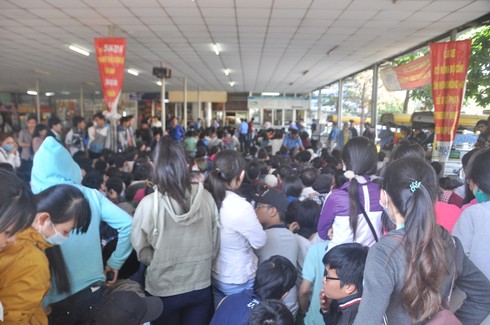 TP.HCM: Hàng trăm người dân “phát khóc” khi không mua được vé về quê ăn Tết - ảnh 1